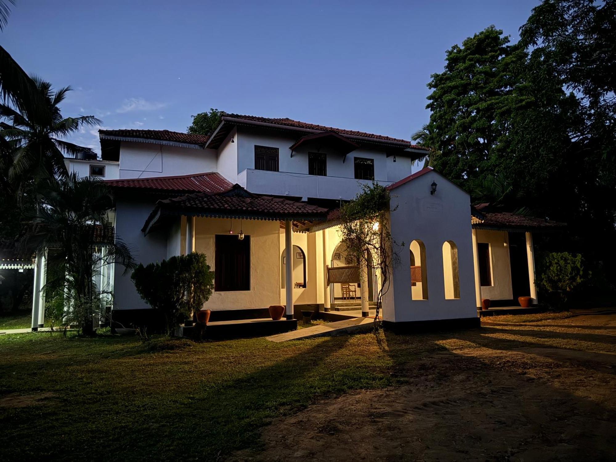 Illukawela Walauwa Hotel Embilipitiya Exterior photo